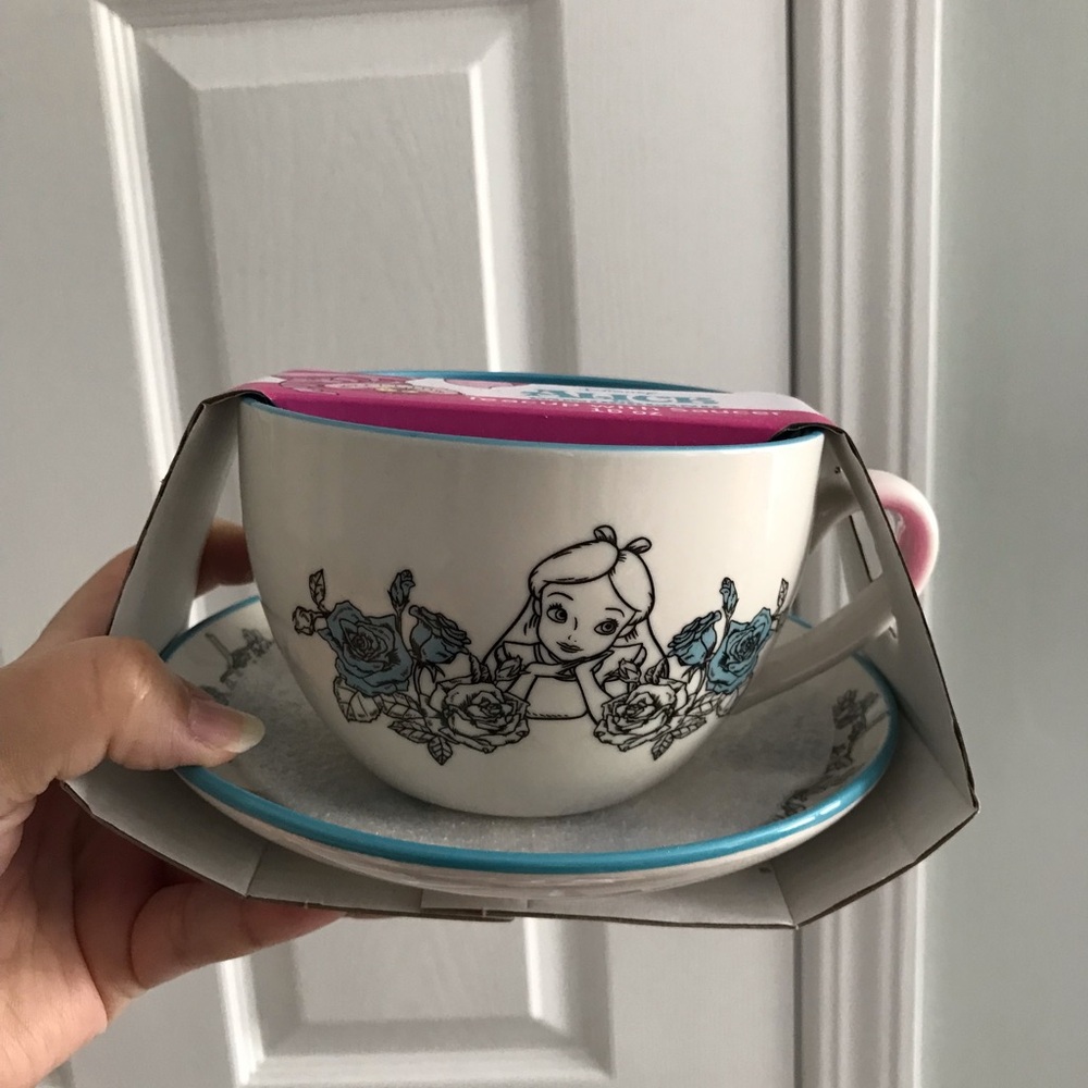 Alice in Wonderland teacup w/ saucer